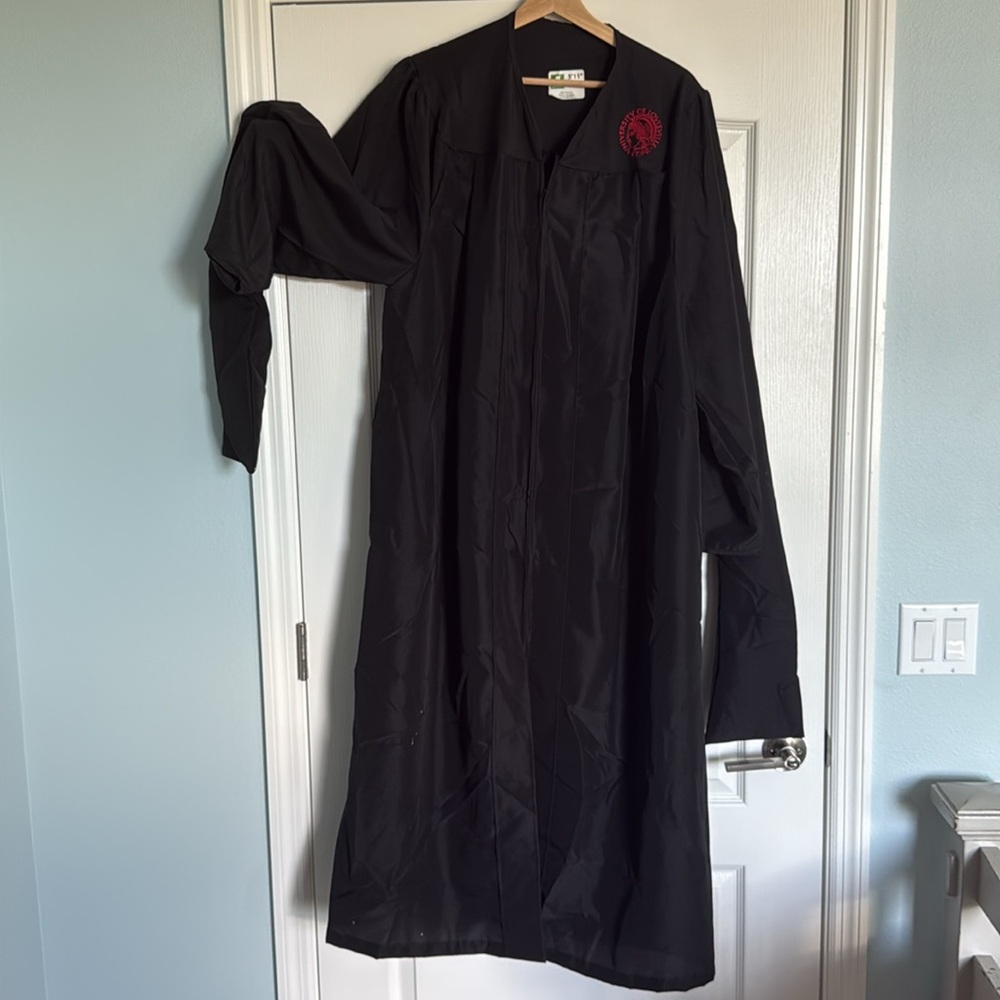 University of Louisville Graduation Commencement Gown Masters 5’11 & 6’0